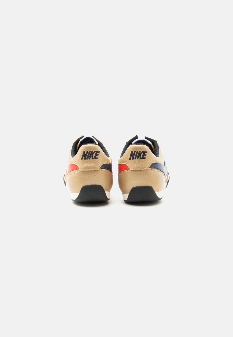 Nike Sportswear SPRINT SISTER 2026 - Tenisky - metallic gold-coloured/midnight navy/light crimson/black/sail/white