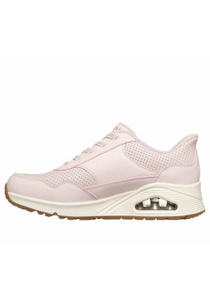 Baskets rose clair avec détails perforés, semelle intermédiaire blanche, coussin d'air visible et semelle extérieure en caoutchouc gomme, vues de côté extérieur.