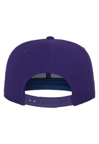 Căciulă de baseball violet, design structurat, cu margine plată, curea ajustabilă din plastic la spate, având o suprafață de țesătură texturată.