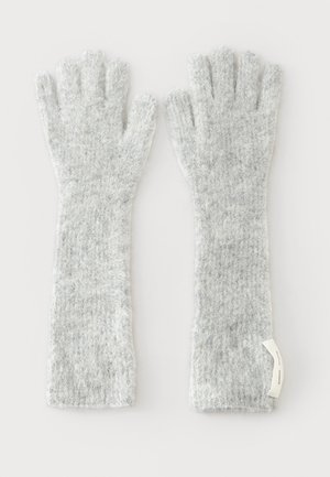Gants longs gris clair duveteux avec cinq doigts et poignets allongés, posés à plat côte à côte sur un fond blanc.
