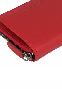 Rote Lederbörse mit strukturiertem Finish, ausgestattet mit einem silbernen Reißverschluss und einem Markenlogo auf der Oberfläche. Kompaktes Design mit schlankem Profil.