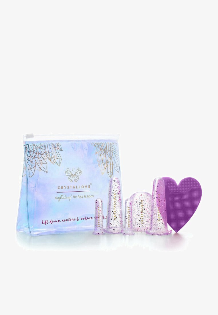 Zestaw Crystal Love zawiera trzy przezroczyste kubki z złotym brokatem oraz silikonową podkładkę w kształcie serca w kolorze fioletowym, wszystko zapakowane w przezroczystą torbę na zamek.