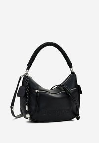 Borsa a mano in pelle nera con forma curvilinea, manico intrecciato, due tasche con zip e dettaglio del logo a rilievo. Incluse la tracolla regolabile.