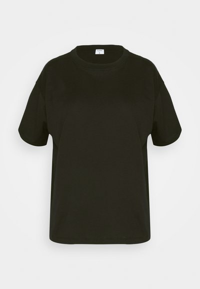 Svart T-skjorte med kort erm laget av glatt bomull, med rund utringning og avslappet passform uten sømmer på skuldrene. Ingen synlige mønstre eller dekorasjoner.