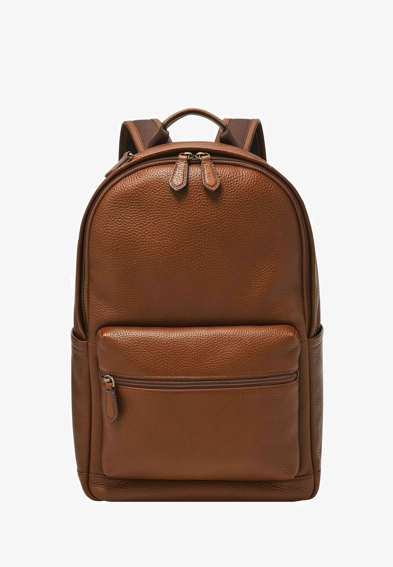 Bruine leren rugzak met een gestructureerde afwerking, voorzien van twee met ritssluitingen afgesloten compartimenten, gewatteerde schouderbanden en een handvat aan de bovenkant.