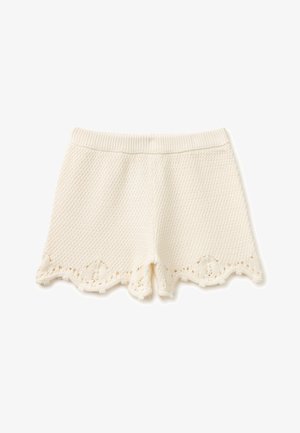 Cremefarbene Strickshorts mit geripptem Bund und welligem Lochspitzenbesatz am Saum.
