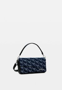 Borsa a motivo navy con texture simile al denim, dotata di tracolla in pelle nera e accessori in metallo argentato. Il logo del marchio è visibile sul davanti.