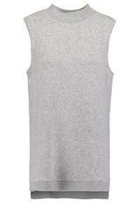 Bezramiękowy szary sweter wykonany z dzianiny, z wysokim kołnierzem, z teksturowanej tkaniny i warstwowym dołem. Prosty, nowoczesny design.