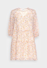 Vestido floral com decote em V, mangas longas bufantes, cintura franzida e um tecido leve e transparente com flores em laranja pastel e roxo.