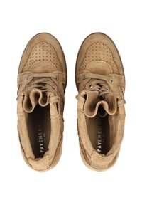 Deportivas de ante color canela con detalles perforados, puntera redonda y puños acolchados. Presentan ojales metálicos y cordones planos para un ajuste seguro.