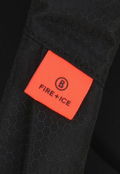 Črn material s šesterokotno vzorcem, ki ima svetlo oranžno nalepko s tiskom "FIRE+ICE" in okroglo oznako.