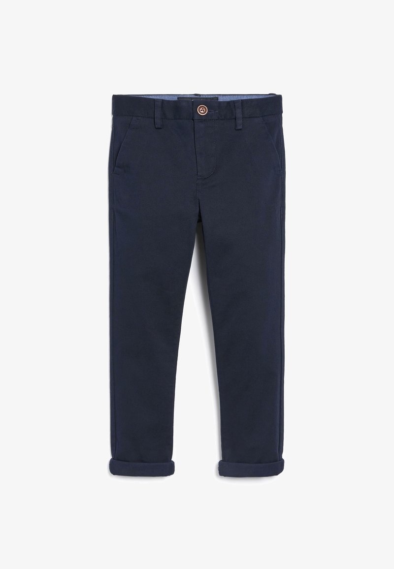 Pantalon slim bleu marine avec fermeture par boutons, passants de ceinture, poches latérales et revers retroussés.