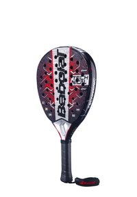 Padelracket med et sort og rødt design, tekstureret overflade, hexagonale mønstre og et solidt greb. Har en metallisk udseende hoved og et fastgørelsesstrop.