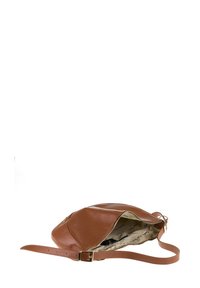 Borsa a tracolla in pelle marrone con forma arrotondata e chiusura a zip. L'interno presenta una fodera fantasia.