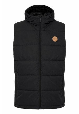 Černá péřová vesta s kapucí; prošívaný design, přední zip a kulatá hnědá kožená nášivka umístěná na levé horní straně.