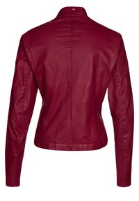 Rote Lederjacke mit tailliertem Schnitt, Stehkragen, langen Ärmeln und glatter Textur. Verfügt über Nahtdetails und subtile Hardware-Akzente.