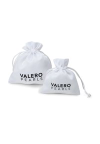 Hvide bomuldsposer med snører i to størrelser, med et trykt sort logo "VALERO PEARLS" på forsiden. Glat tekstur og enkelt design.