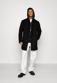 Isaac Dewhirst HIDDEN BUTTON PLACKET - Abrigo corto - black