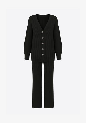 Sort ribstrikket cardigan med dyb V-hals og seks knapper foran, kombineret med matchende ribstrikkede bukser. Blød tekstur og afslappet pasform.