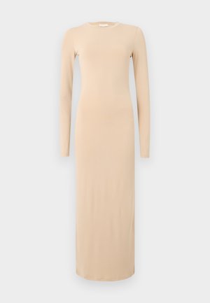 Dlhé rukávy, priliehavé šaty z jemného béžového materiálu. Majú zaoblený výstrih a siahajú až na členky, čo ponúka hladký, minimalistický dizajn.