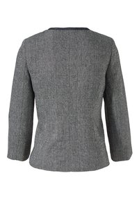 Šedý herringbone sako s kulatým výstřihem, tříčtvrtečními rukávy a přiléhavým střihem; texturovaná tkanina pro přidaný detail.