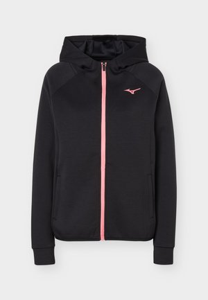 Sudadera con capucha negra con cremallera rosa y logo en el pecho izquierdo, mangas largas y bolsillos delanteros.