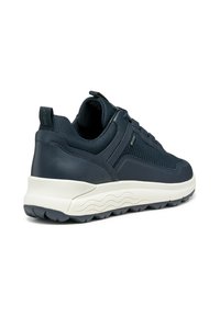 Zapatillas deportivas en color navy con superposiciones de malla y sintético, tejido texturizado, un cuello acolchado y una suela blanca en contraste.