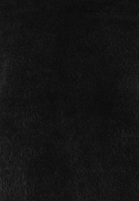 Tessuto in pelliccia sintetica nera con una superficie morbida e testurizzata. Le fibre sono dense e soffici, creando un aspetto lussuoso con una leggera lucentezza.