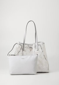 Grand sac fourre-tout blanc avec un motif, des ferrures argentées et deux poignées. Accompagné d'une petite pochette gris clair avec une fermeture éclair.