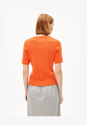 Oranges kurzärmliges, geripptes Sweatshirt mit einer taillierten Silhouette und einem runden Halsausschnitt, das ein dezentes strukturiertes Muster aufweist.