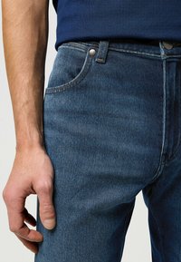 Wrangler 5-POCKET - Vaqueros rectos - fog