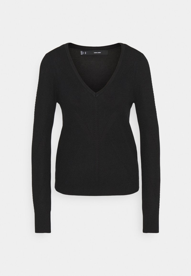 Pull en maille noir à manches longues avec encolure en V, silhouette ajustée et poignets côtelés, présenté sur un fond clair uni.