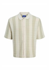 Polo majica kratkih rukava u bež i svijetlozelenoj boji s teksturiranim uzorkom u obliku cik-caka. Ima ovratnik i prednje zatvaranje na dugmad.