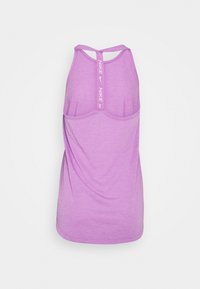 Débardeur de sport violet avec un design dos nageur. Il présente une texture douce et une sangle avec le logo Nike  à l'arrière. Tissu élastique pour plus de confort.