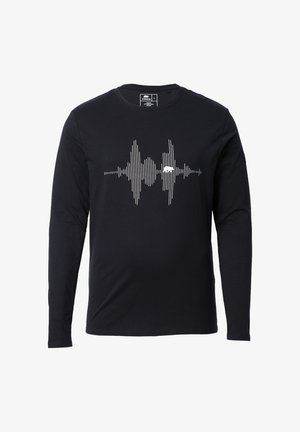Czarny, długi rękaw, wykonany z bawełny, z białą grafiką falowymi na piersi. Klasyczny dekolt okrągły, o standardowym kroju.