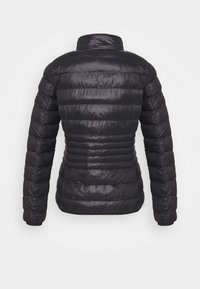 Czarna kurtka puchowa o pikowanej strukturze, z wysokim kołnierzem i dopasowanym kształtem. Gładka, błyszcząca tekstura z pionowymi i poziomymi szwami.