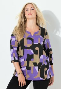Bluzka z dekoltem w serek i rękawami 3/4, z kolorowym, abstrakcyjnym wzorem w fioletowym, beżowym i czarnym kolorze, wykonana z miękkiej, elastycznej tkaniny.