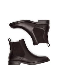 Botines negros de cuero y material elástico. Cuentan con una lengüeta para tirar y suela texturizada. Acabado liso con detalles en mate en los laterales.