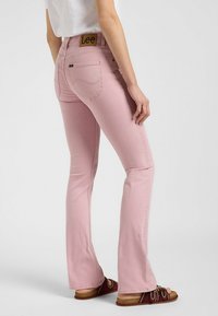 Fleurige roze spijkerbroeken van denim met een middelhoge taille. Bevat een Lee logo patch op de achterkant en subtiele zakstiksels.