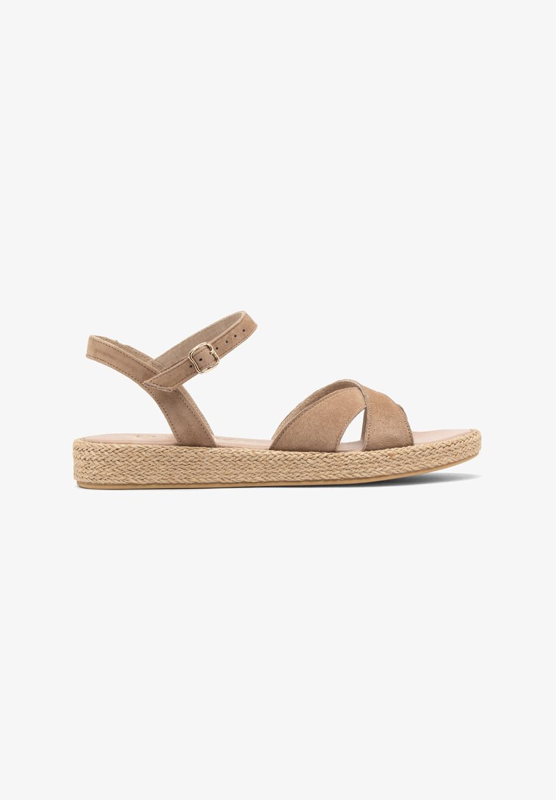 Ruske suede sandaalit, joissa on espadrille-tyylinen punottu pohja. Varustettu säädettävällä nilkkahihnalla ja avoimella varpaalla, jossa on ristiin menevät hihnat.