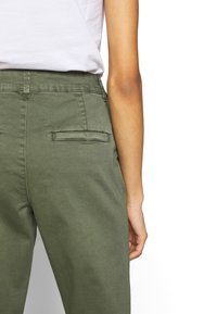 QS Chinos - olive