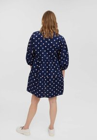 Laine tummansininen mekko, jossa on kukkakuosi, lyhyet puff-hihat ja kerroksellinen malli. Ominaisuuksiin kuuluu rento istuvuus ja polven pituinen helma.