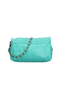 Borsa a pochette in pelle acquamarina con finitura testurizzata, dotata di una tracolla in catena dorata e una chiusura superiore arrotondata.