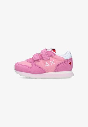 Scarpetta da bambino rosa con doppio strap in velcro, suola bianca, triangolo bianco cucito e X sul lato, e piccolo cuore rosso vicino al tallone.