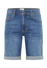 Shorts de mezclilla en azul medio con una textura suave, con dobladillos enrollados, diseño tradicional de cinco bolsillos y costuras amarillas en contraste.