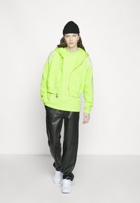 Nike Sportswear TEE  - T-shirt básica - atomic green/white