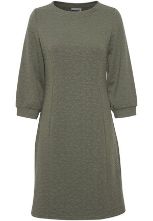 Vestido verde oliva con un estampado de leopardo texturizado, cuello redondo y mangas tres cuartos. Fabricado con un material suave y elástico.