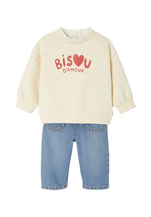 Light beige sweatshirt with "BISOU D'AMOUR" in red, ribbed crew neckline, paired with blue denim shorts featuring back pockets.
