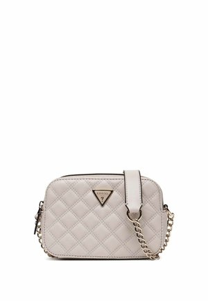 Sac bandoulière rectangulaire matelassé beige avec bandoulière chaîne dorée et plaque logo triangulaire Guess au centre avant.