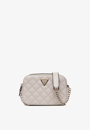 Sac bandoulière rectangulaire matelassé beige avec bandoulière chaîne dorée et plaque logo triangulaire Guess au centre avant.